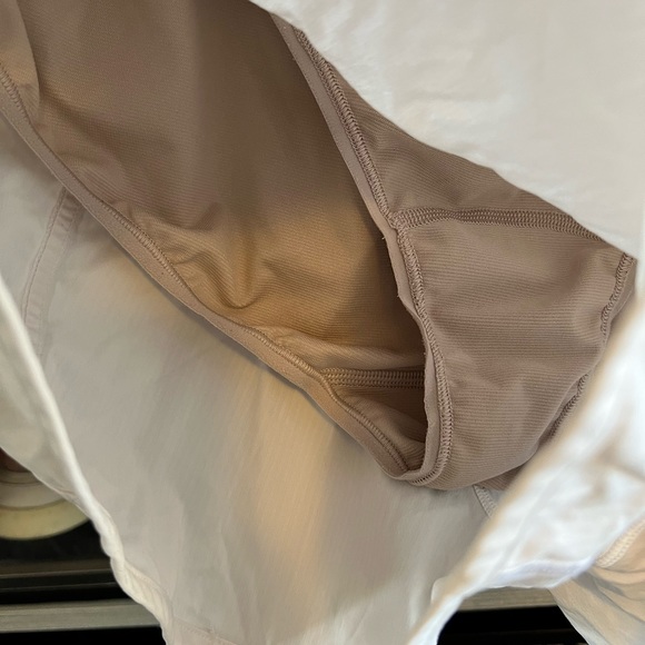 Lululemon shorts 10/12 White- with lining - Picture 4 of 6